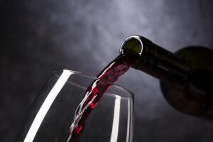 Les Polyphénols du Vin Rouge : Un Élixir pour la Peau