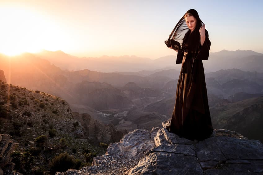 Les Abayas pour Femmes : Élégance et Tradition